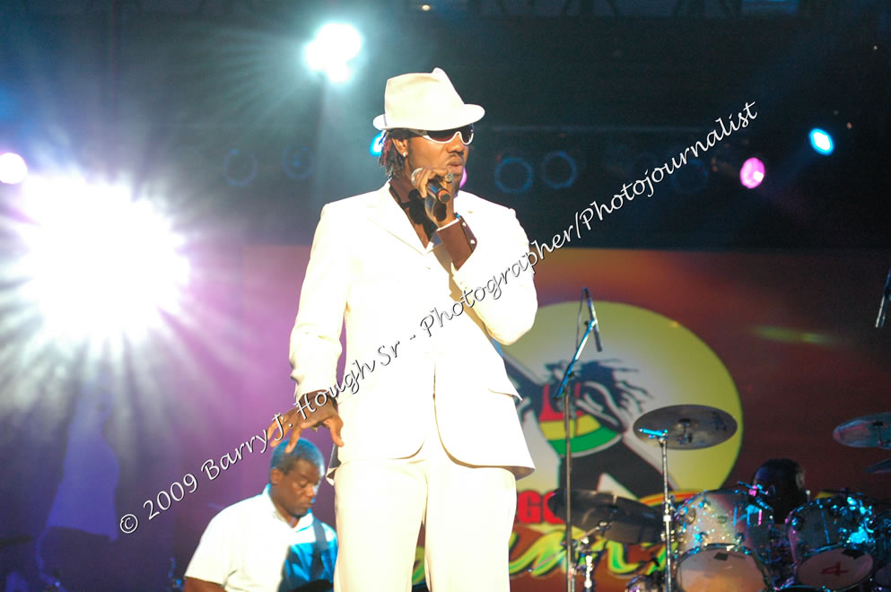 Da'ville @ Reggae Sumfest 2009 - International Night 2 - Reggae Sumfest 2009,Catherine Hall, Montego Bay, St. James, Jamaica W.I. - Saturday, July 25, 2009 - Reggae Sumfest 2009, July 19 - 25, 2009 - Photographs by Net2Market.com - Barry J. Hough Sr. Photojournalist/Photograper - Photographs taken with a Nikon D70, D100, or D300 - Negril Travel Guide, Negril Jamaica WI - http://www.negriltravelguide.com - info@negriltravelguide.com...!